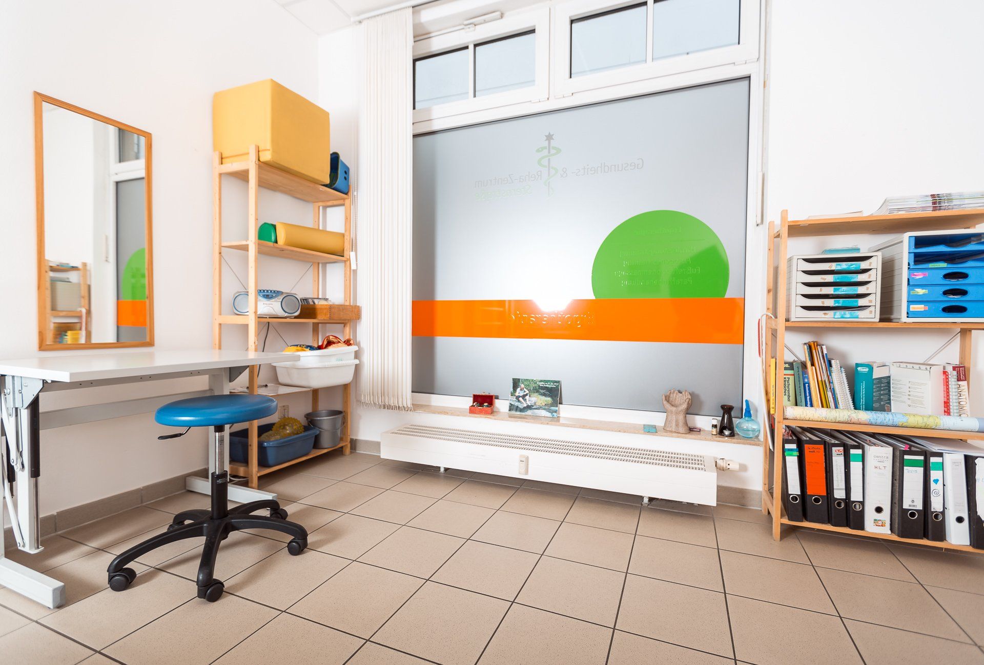 Therapieraum mit Spiegel und Materialregalen im GRZ Sternstraße Dresden
