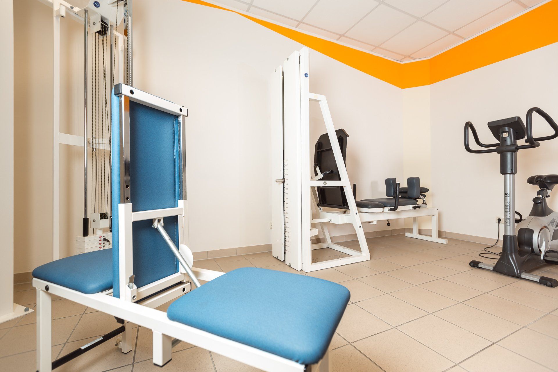 Raum für medizinische Trainingstherapie mit Geräten in Dresden Mickten
